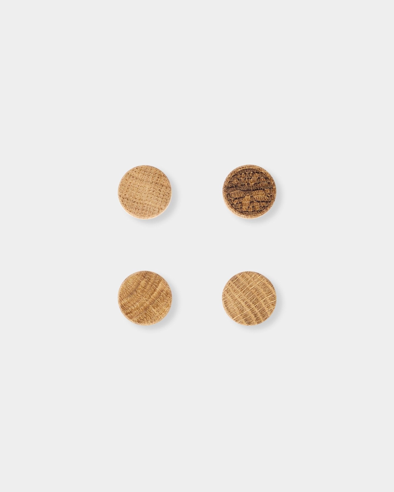 WoodUpp Norr Magnet-Set mit 4 Stück in natural oak, mit markanter Holzmaserung, als Zubehör für die Norr Magnetic Akustikpaneel konzipiert.